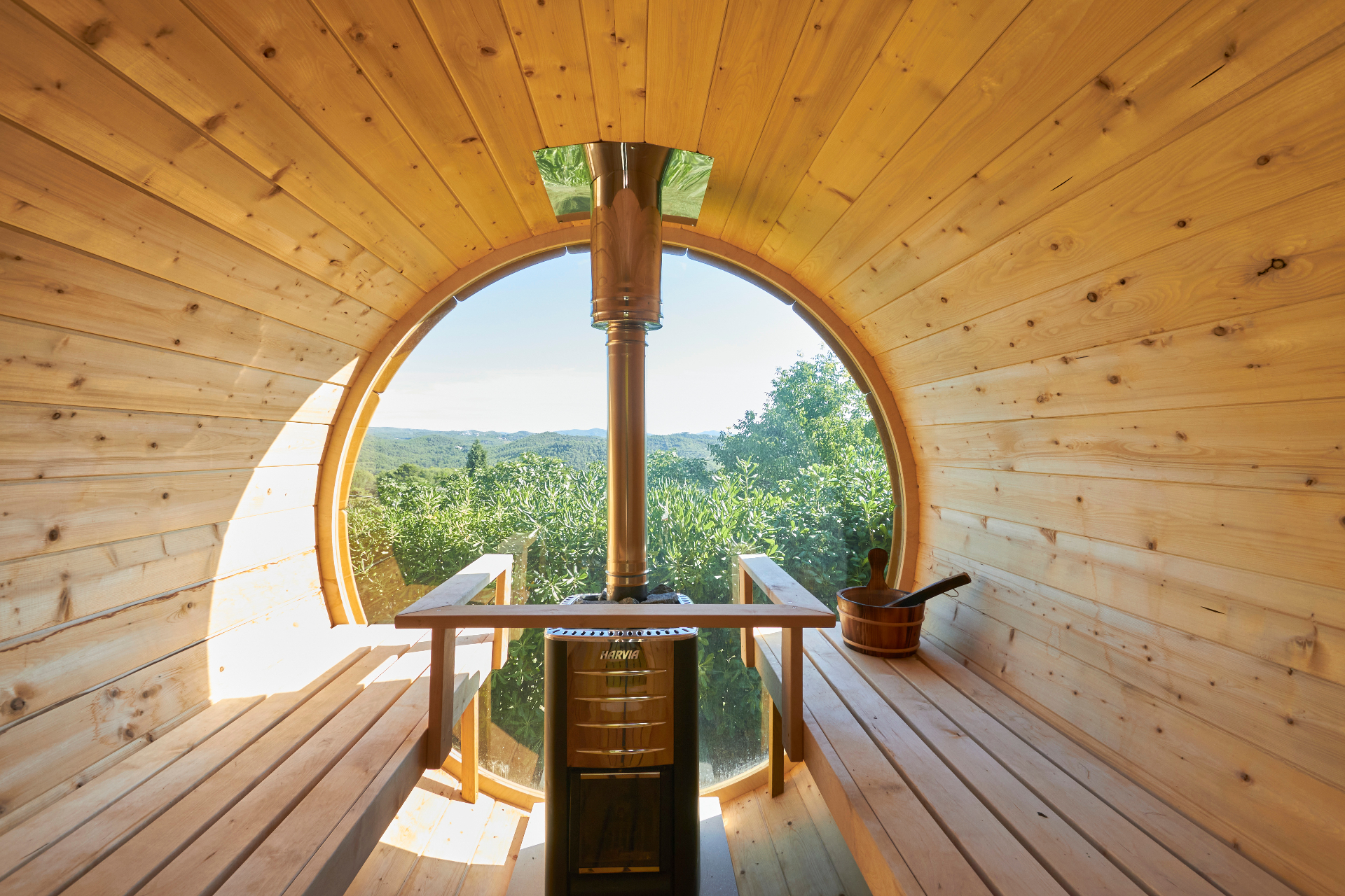 Intérieur du sauna nordique avec vue sur le Montserrat