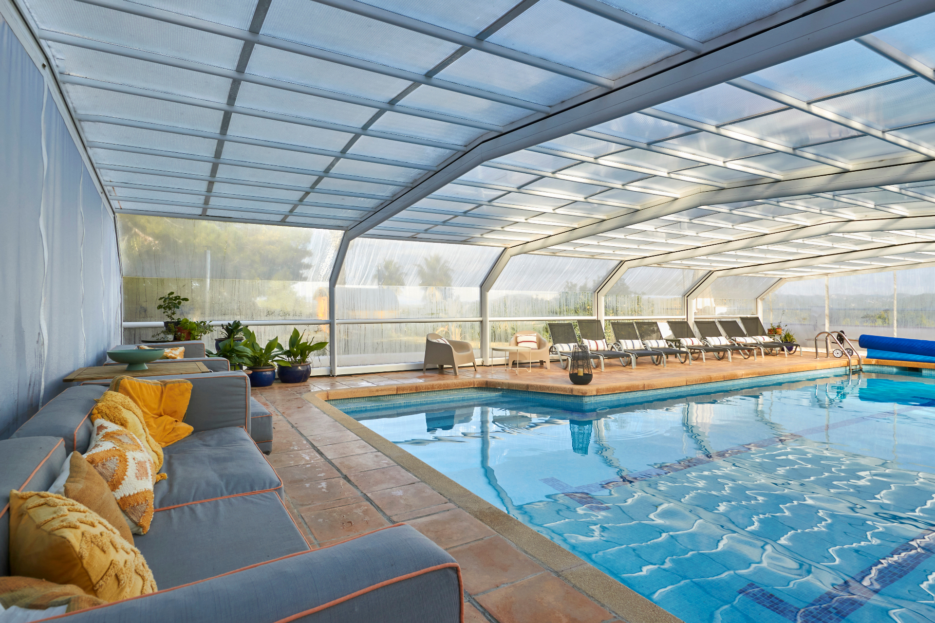 Piscine intérieure sous verrière chauffée à 28°C